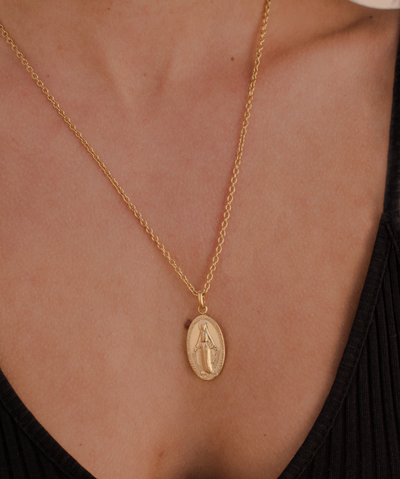 Frau trägt vergoldete Halskette aus Edelstahl mit Jungfrau Maria Anhänger 