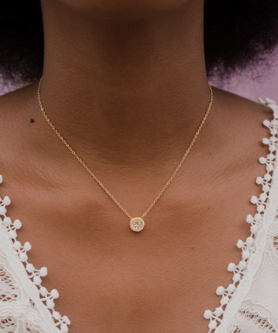 Frau trägt Halskette aus Edelstahl vergoldet mit glitzer Stein Anhänger 