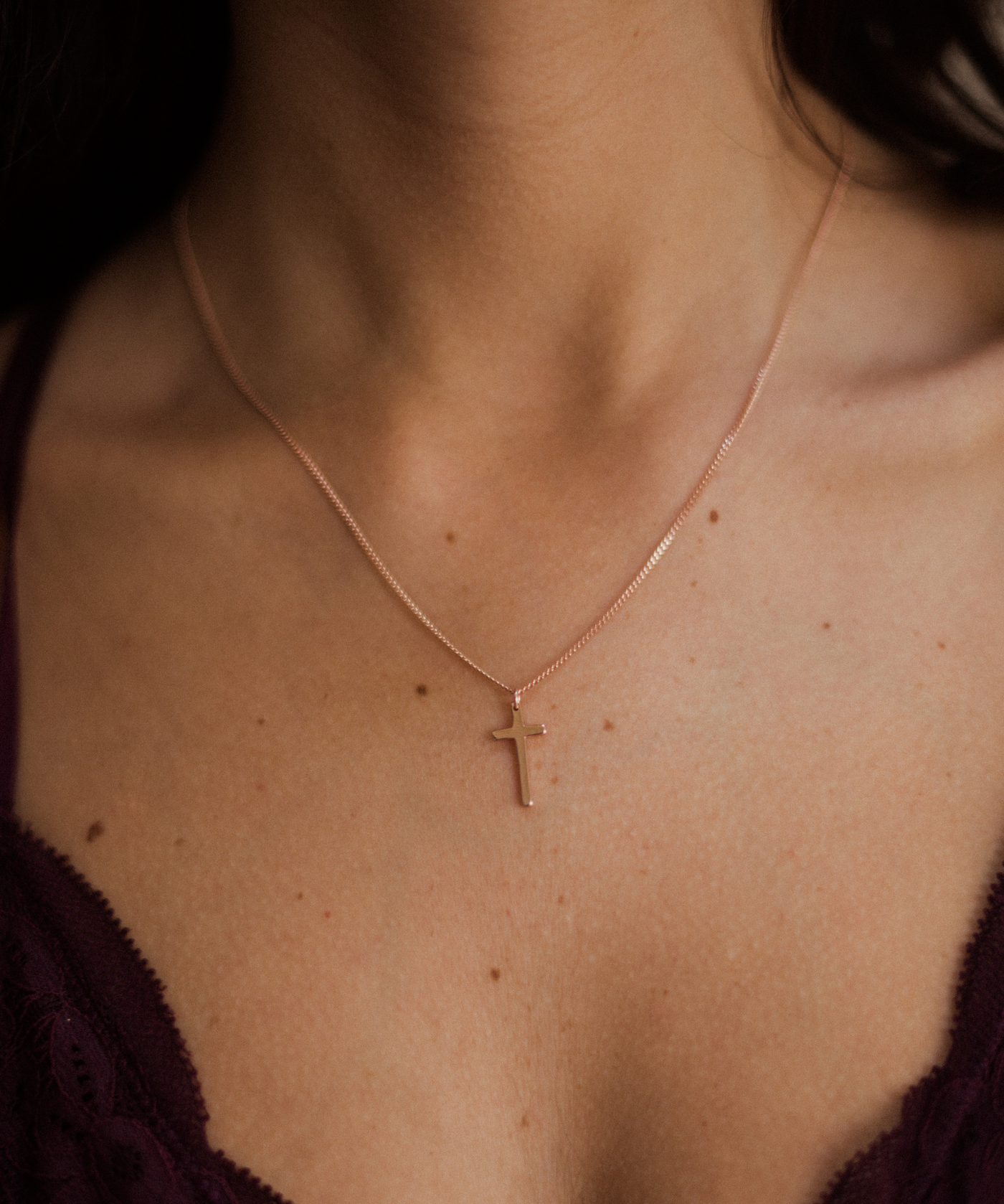 Frauen Dekolletee mit schlichter Damenschmuck Halskette und Kreuz Anhänger in Rose 