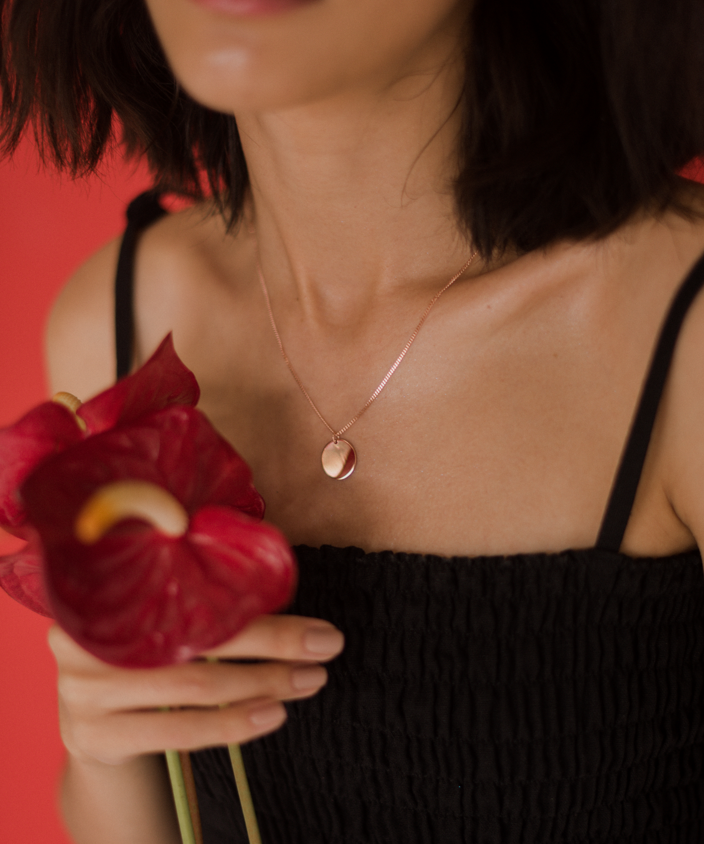 Frauen Dekolletee mit schlichter Damenschmuck Halskette und Kreisförmigen Anhänger in Rose 