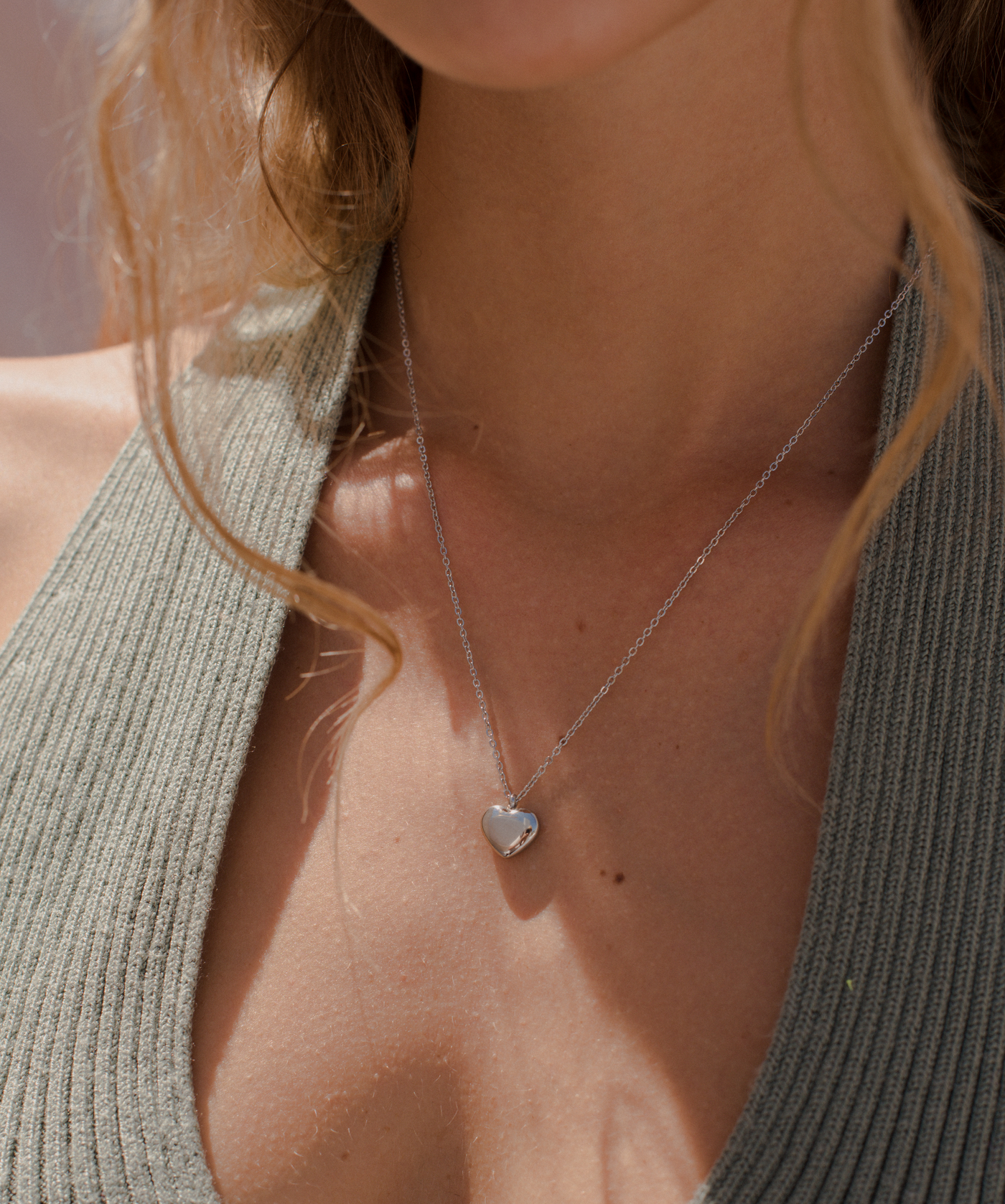Mädchen trägt dezente Sterling Silber Halskette mit Herz Symbol Anhänger 