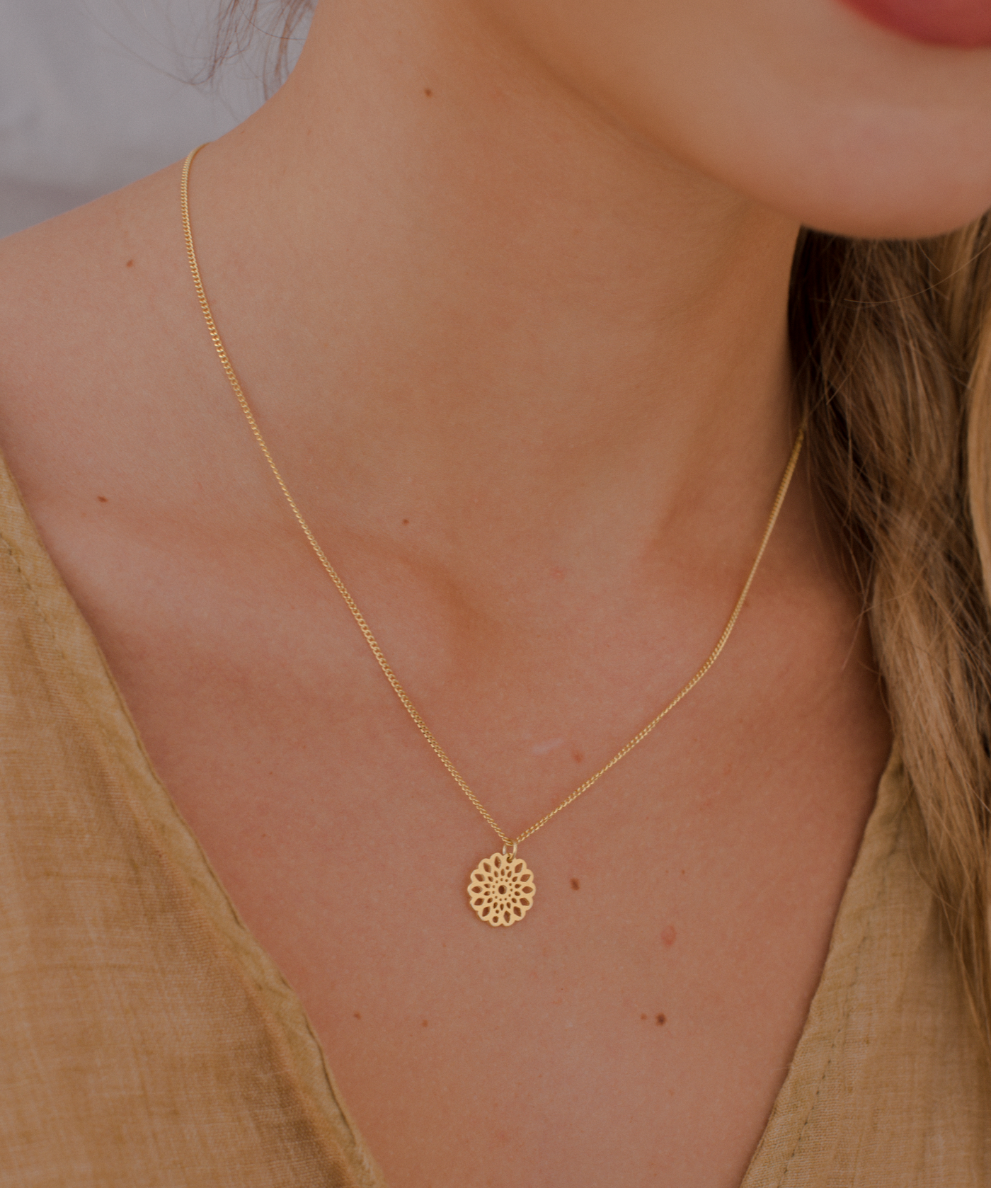 Junge Frau trägt Gold Halskette mit Mandala Anhänger aus 925 Sterling Silber 