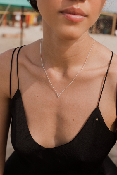 Junge Frau mit zeitloser V Anhänger Kette in 925 Sterling Silber