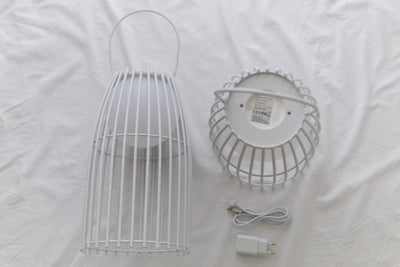 Stehlampe in weiß mit Ansicht von der Seite und von oben mit Aufladekabel 