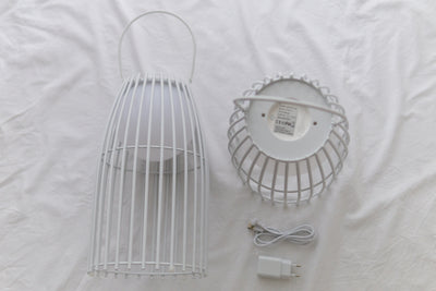 Stehlampe in weiß mit Ansicht von der Seite und von oben mit Aufladekabel 
