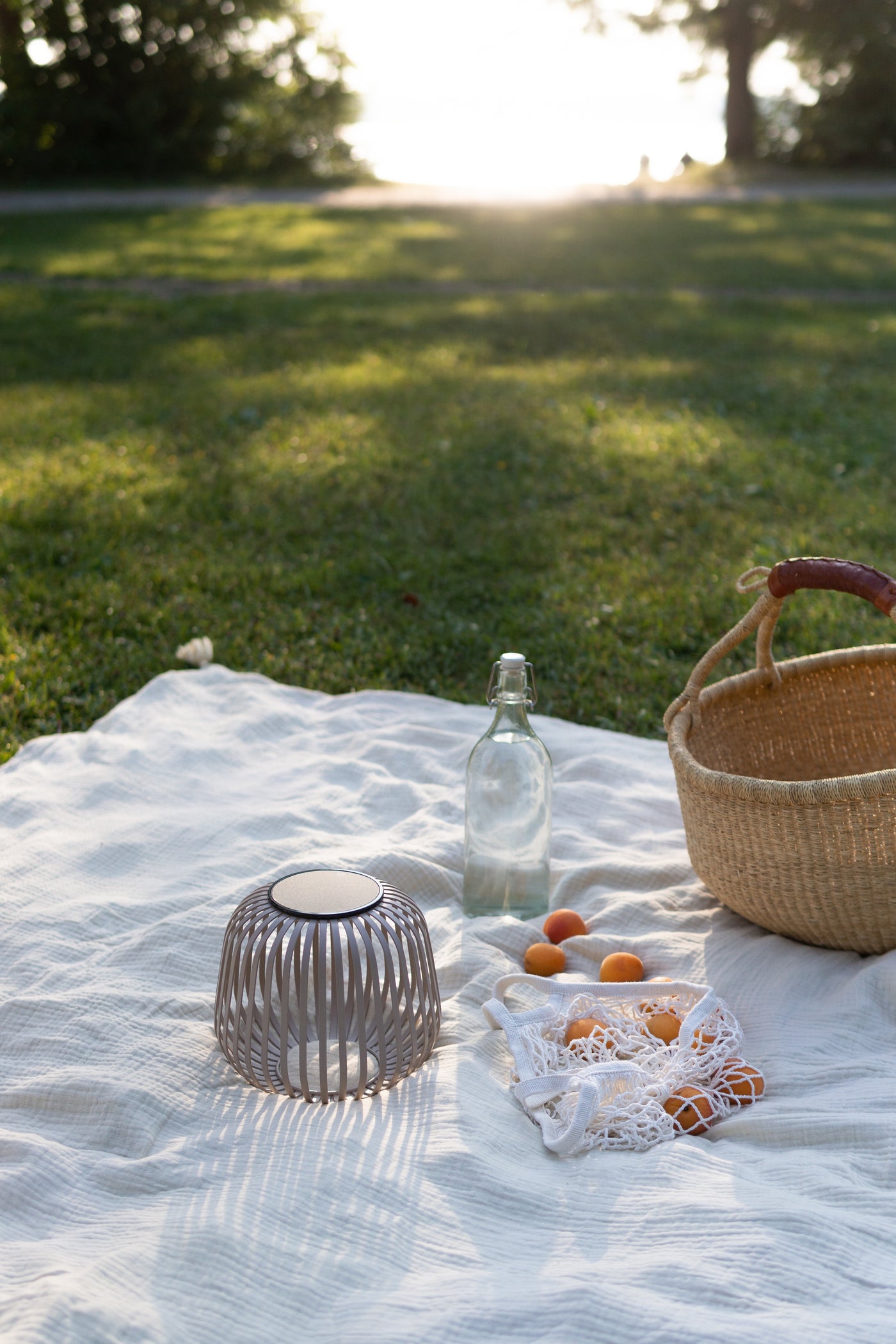 Nomad braune Solar Laterne auf Picnic Decke 