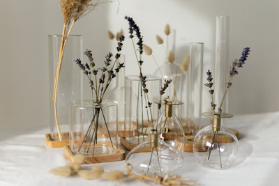 Reihe von Mundgeblasenen Vasen mit goldener Öffnung