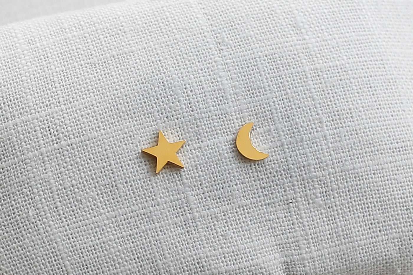 Stern und Mond Ohrstecker in Gold aus Edelstahl auf Leinen