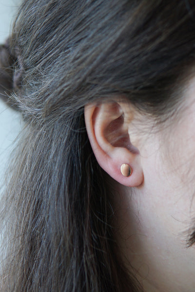 Hautverträgliche Ohrringe mit ovalen Plättchen Stecker aus Edelstahl