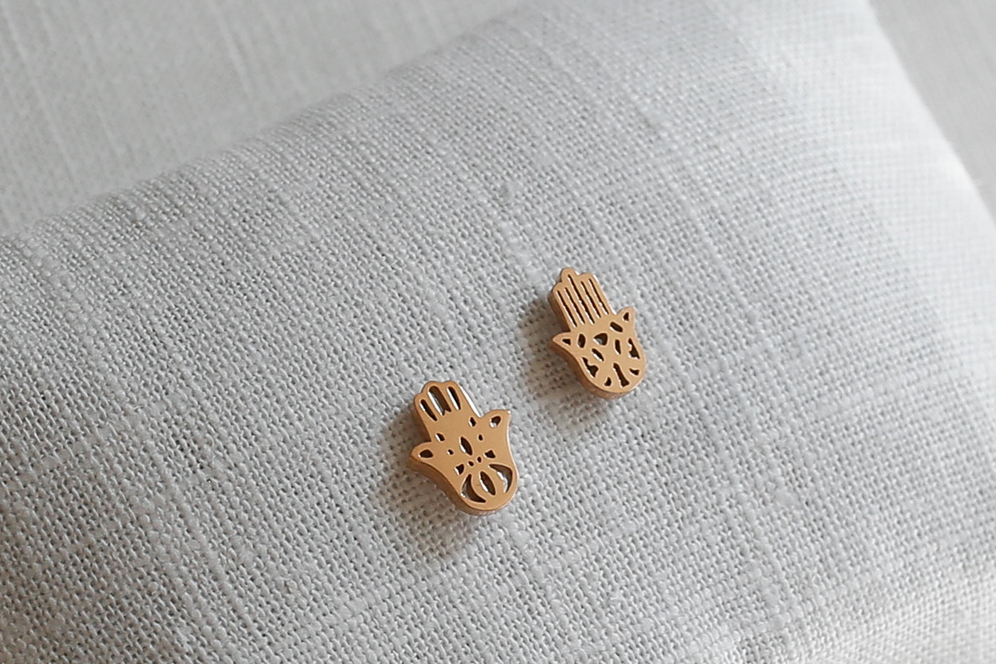 Rose farbene Ohrringe mit Hand Symbol 
