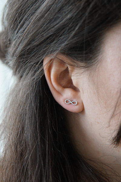 Ohrstecker mit Infinity Symbol