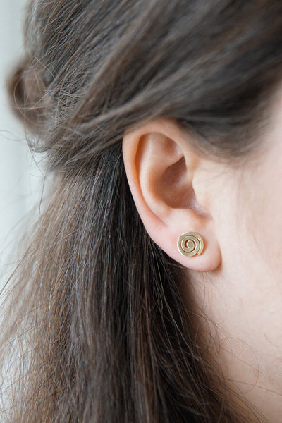Frau trägt Ohrringe mit Kreis Stecker