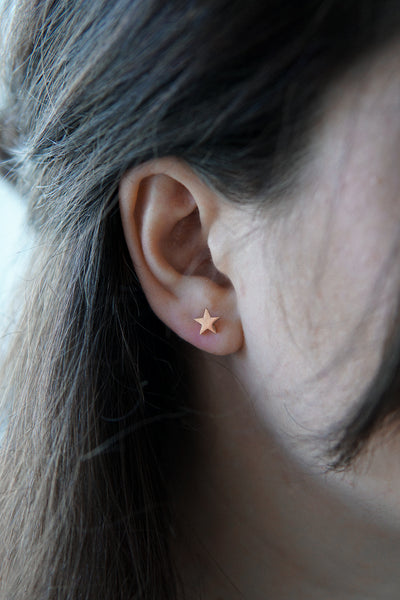 Junge Dame trägt Stern Ohrstecker in Rosa