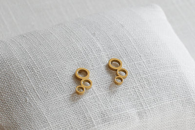 Goldene Ohrringe mit Kreis Anhängern aus Edelstahl