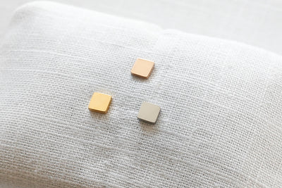 Goldene, Silberne und Rosegoldene Ohrringe mit Quadrat Stecker