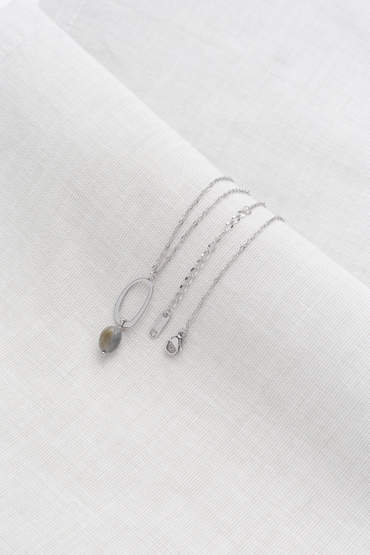 Kette mit ovalem Stein