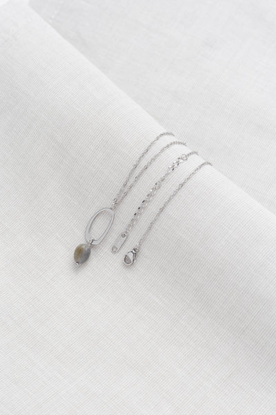 Kette mit ovalem Stein