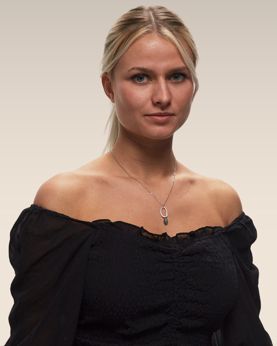 Kette mit ovalem Stein