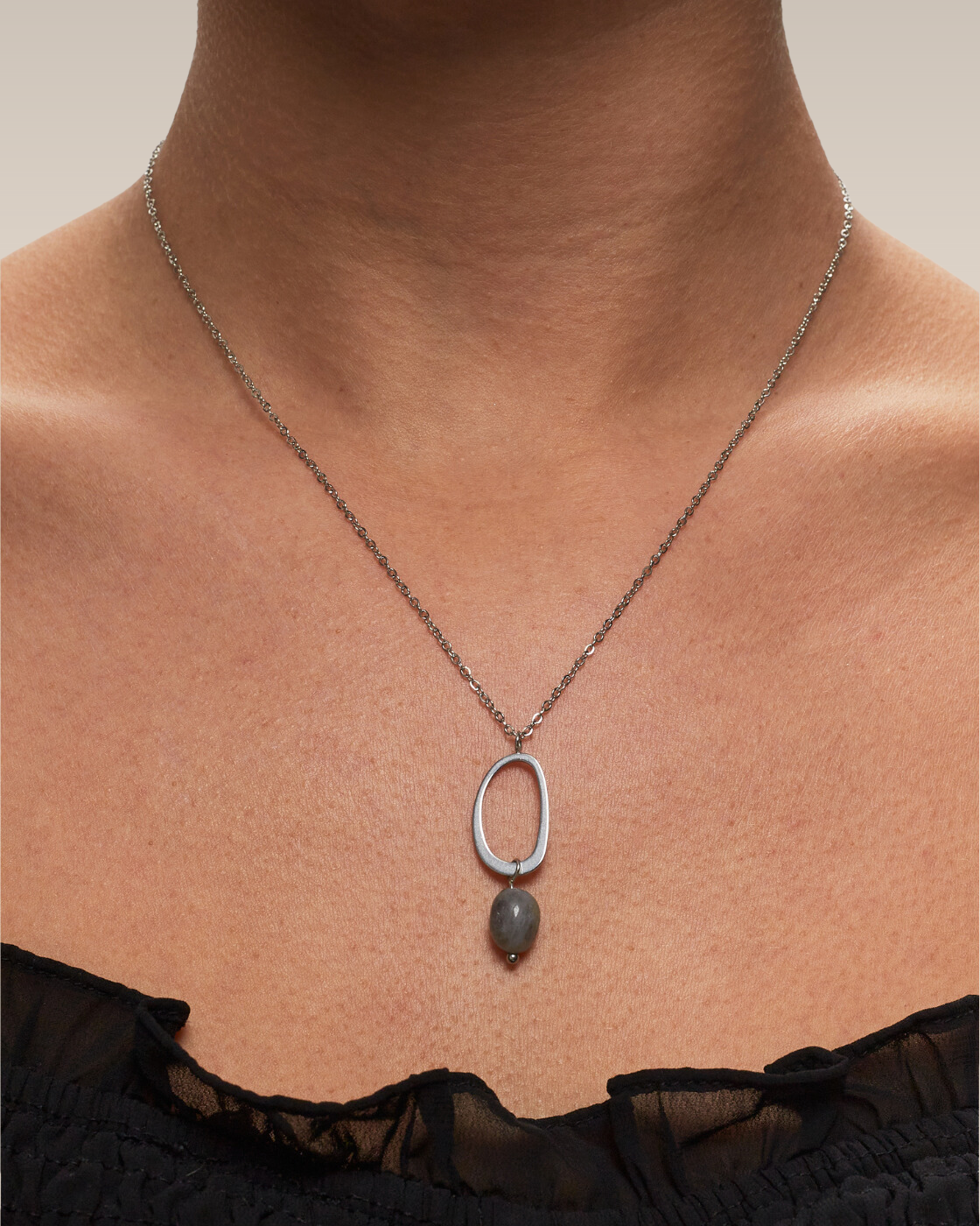 Kette mit ovalem Stein