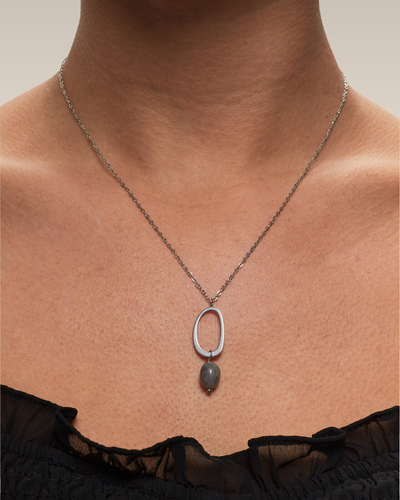 Kette mit ovalem Stein