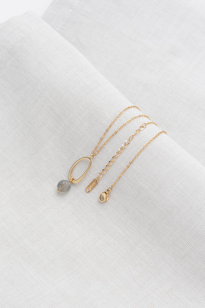 Kette mit ovalem Stein