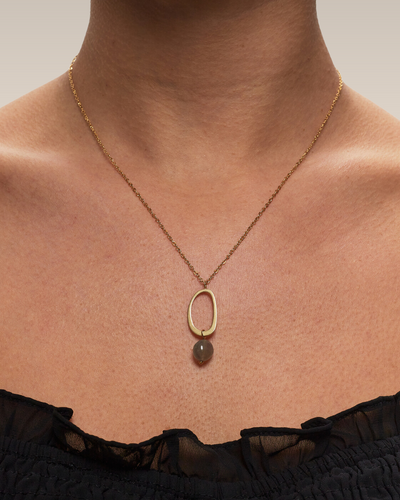Kette mit ovalem Stein