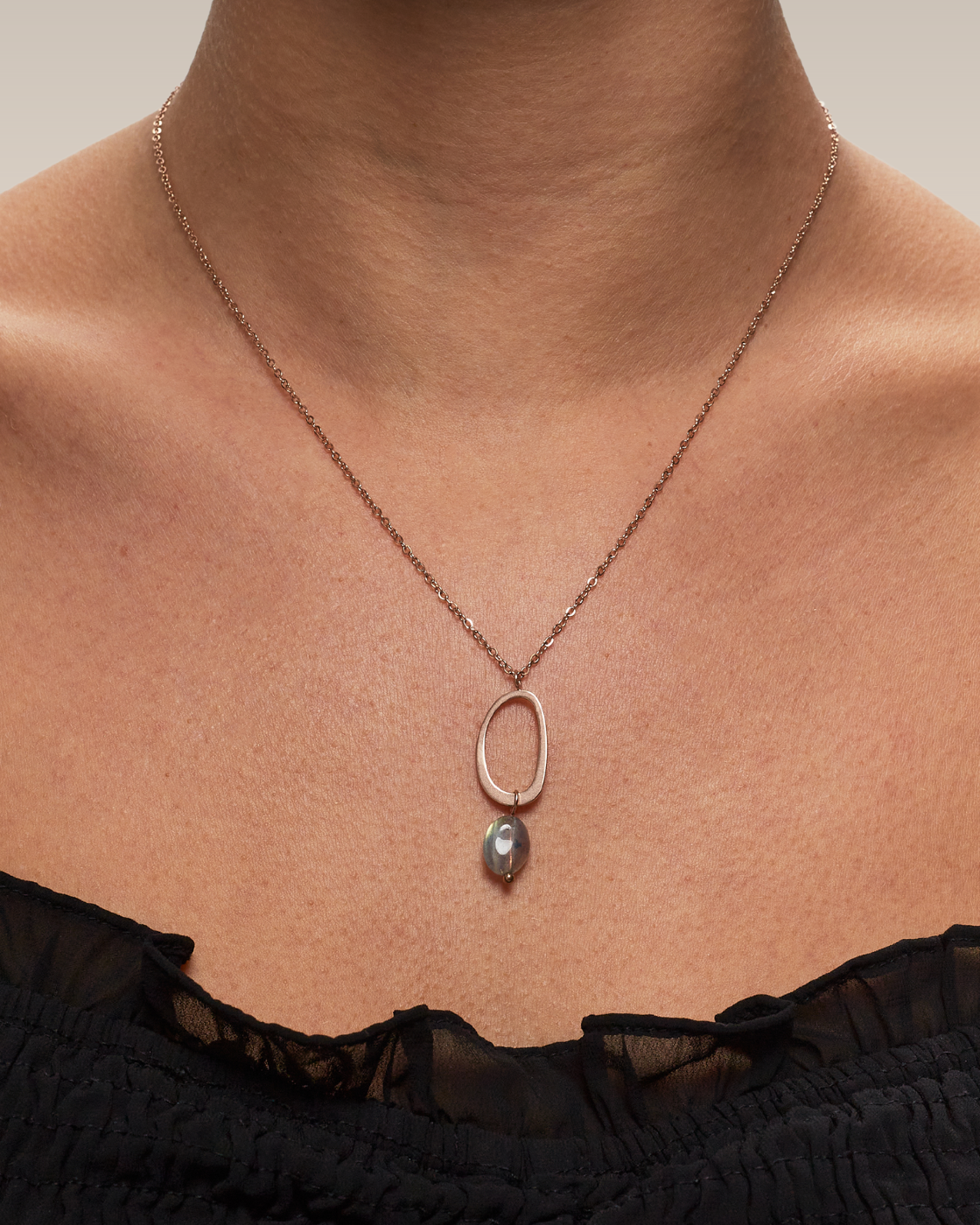Kette mit ovalem Stein