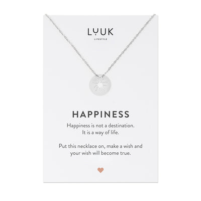 Silberne Halskette mit Sonnen Anhänger auf Happiness Spruchkarte von der Marke Luuk Lifestyle
