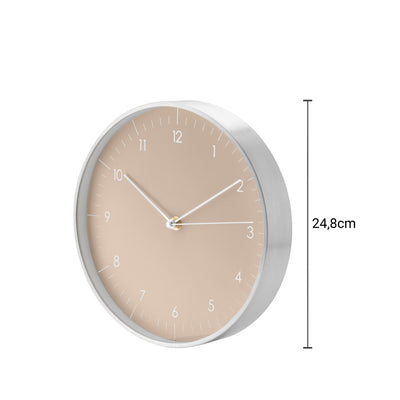 Die Creme farbene Wanduhr mit silbernem Aluminiumrand hat eine Größe von 24,8cm 