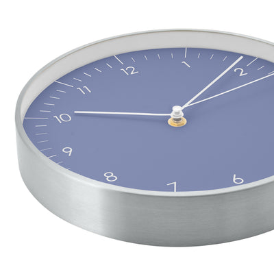 Seitliche Uhr in Hellblau mit silbernem Aluminiumrahmen, Zeiger und Ziffern 