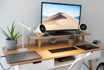 weiße Schreibtischlampe als Design Element im Büro oder als elegante Bürolampe